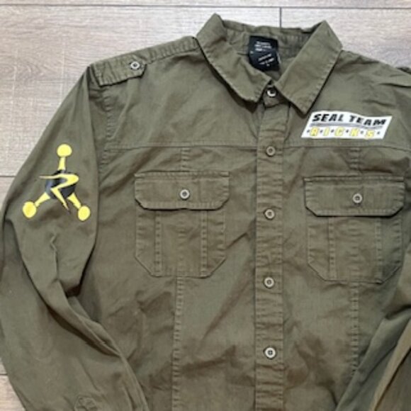 Rick & Morty Seal Team Rick’s Button Up Olive Green Shirt Men’s Size Small - Picture 13 of 13